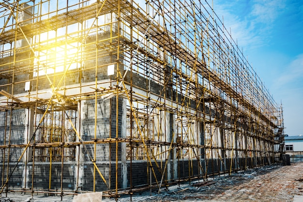 Ce provocări apar în construcția unei platforme industriale de mari dimensiuni?