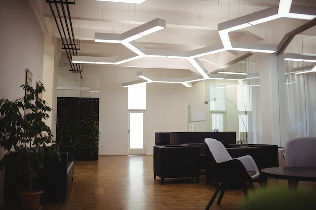 Cum să alegi corect iluminatul pentru a pune în valoare finisajele interioare?