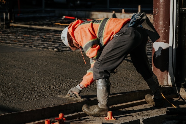 Construcții Industriale 21 Cum influențează calitatea betonului durabilitatea platformelor industriale?
